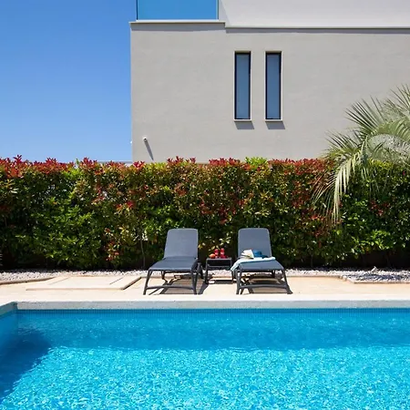 Suprema Villa *